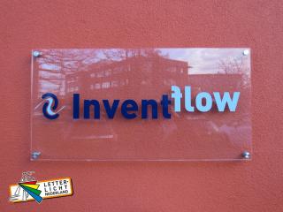 Glazen logo wandbord met afstandshouders